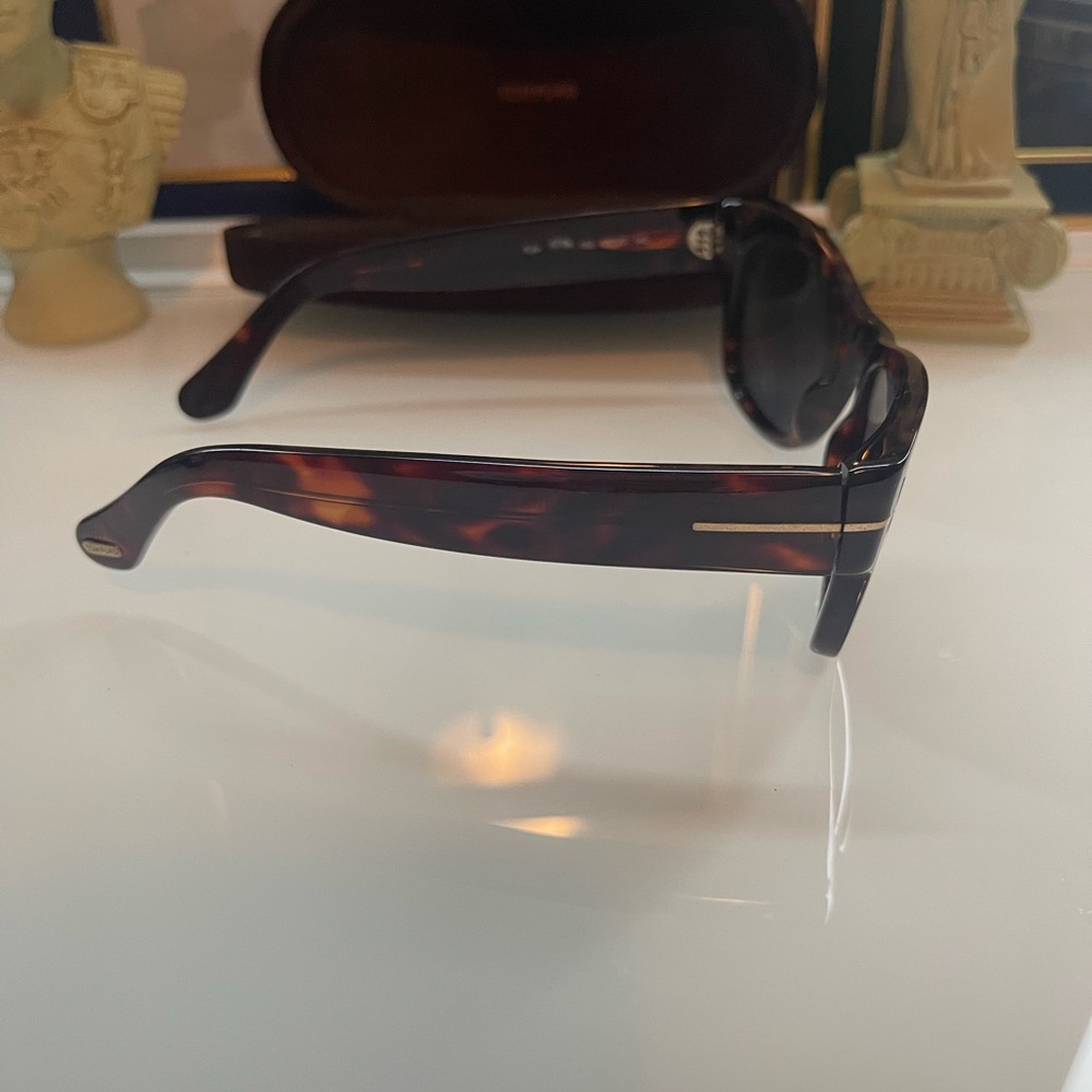 Authentic Tom Ford unisex sunglasses 🤎🤎 - Picture 3 of 8